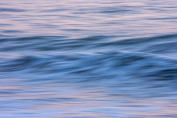 长时间曝光的波浪运动照片，形成模糊的抽象图像。图片下载