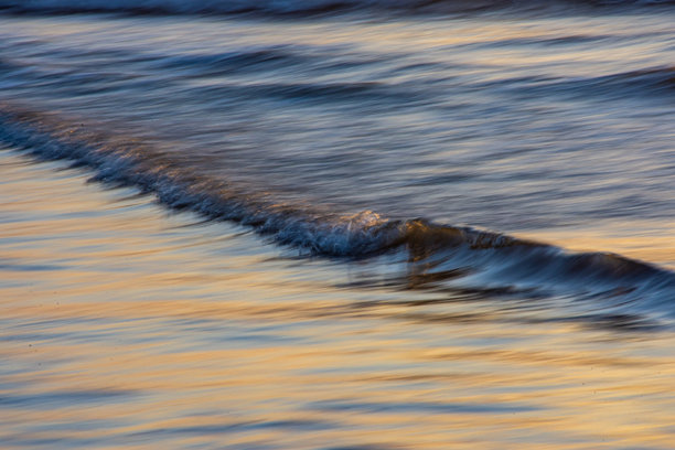 长时间曝光的波浪运动照片，形成模糊的抽象图像。图片下载