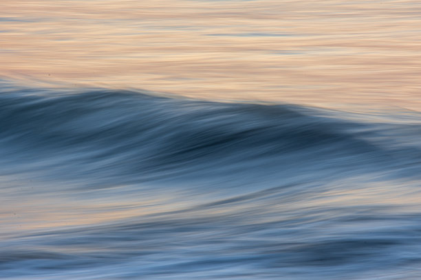 长时间曝光的波浪运动照片，形成模糊的抽象图像。图片下载