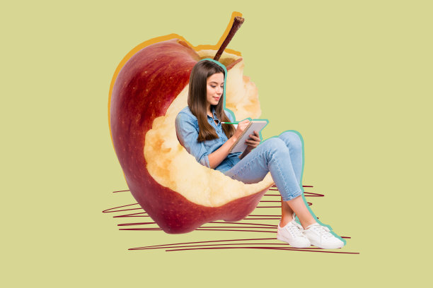 快乐女孩坐在一起的拼贴照片，手里拿着被咬过的苹果，进行果汁排毒营养，手持记事本和铅笔，背景为涂鸦风格。图片下载