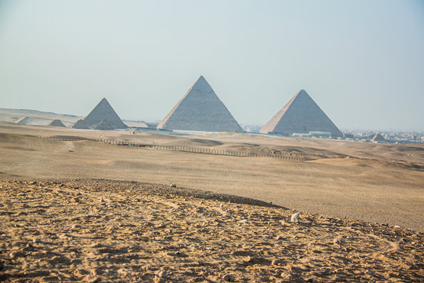 考古摄影，世界七大奇迹。吉萨大金字塔，哈夫拉金字塔，照片采用选择性对焦和浅景深。拍摄于2015年6月15日，埃及开罗。图片下载