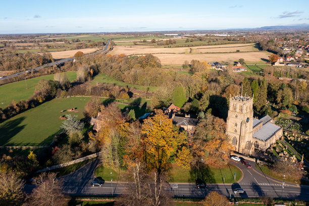 贝代尔美丽小镇的航拍照片，位于北约克郡的汉布尔顿旧区，展示了美丽的小镇、教堂和高速公路的秋季景色。图片下载