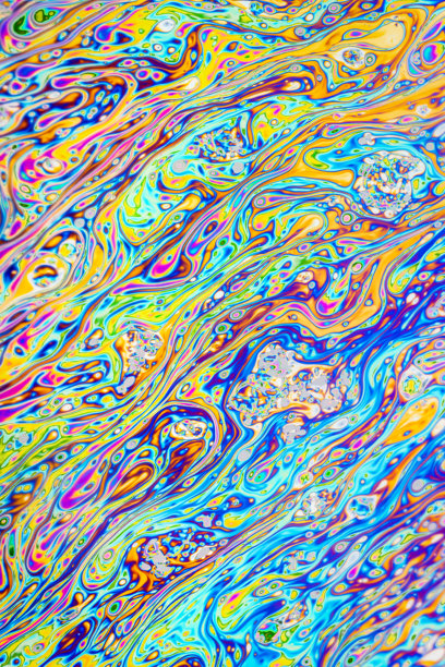 真实照片展示了肥皂泡表面上五彩斑斓的光衍射，伴有随机的涡旋、曲线和线条。图片下载