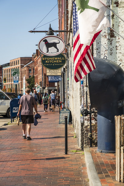 波特兰商业街上的购物者图片下载