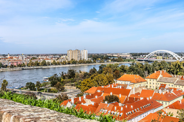 诺维萨德的城市风景，从彼得罗瓦丁的历史视角俯瞰，古老的塔楼和迷人的街道与多瑙河的温柔流淌交织在一起。高质量照片图片下载