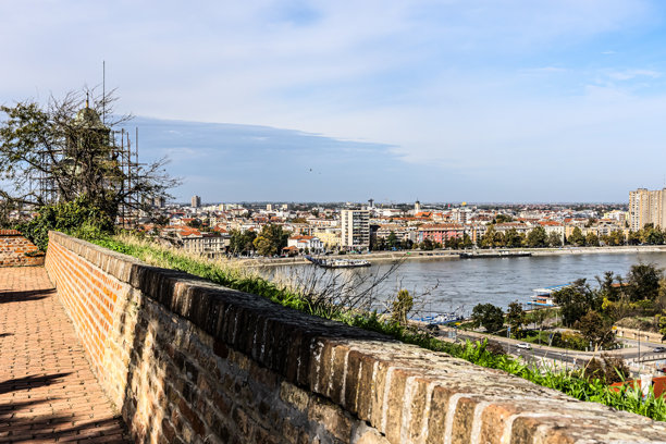 诺维萨德的城市风景，从彼得罗瓦丁的历史视角俯瞰，古老的塔楼和迷人的街道与多瑙河的温柔流淌交织在一起。高质量照片图片下载