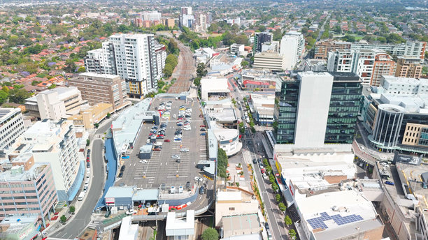 2024年11月，澳大利亚新南威尔士州南悉尼赫斯特维尔中央及停车场的航拍无人机照片图片下载