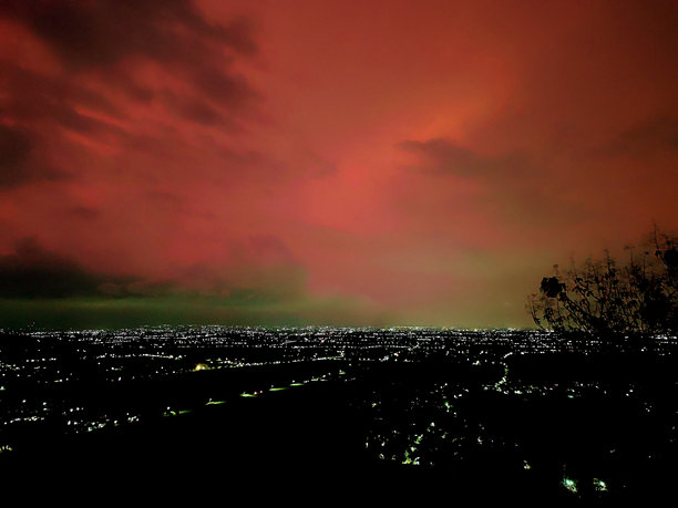 夜空中灯光的照片，背景是深红色的天空图片下载