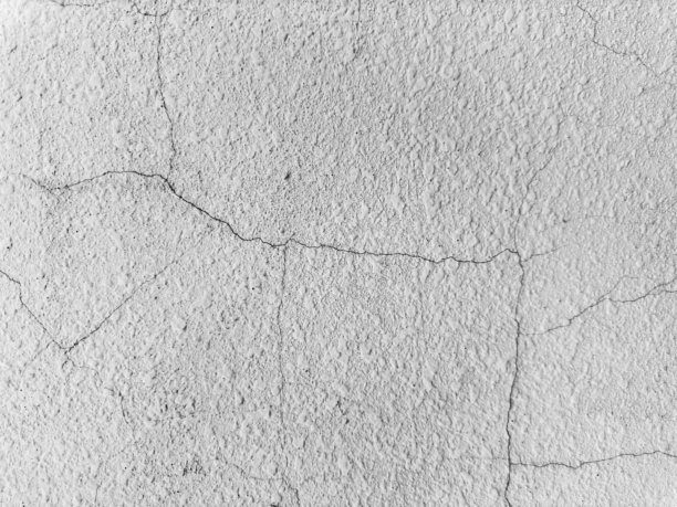 白色墙壁上的裂缝，外部水泥混凝土纹理墙壁的裂缝，8K库存照片图片下载