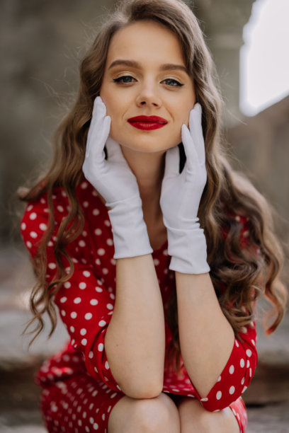 美丽的插画模特穿着白色手套和红色波点裙图片下载