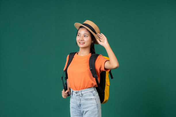 这位亚洲女性游客非常喜欢她的假期，尤其是那次在摄影棚的拍摄，她戴着可爱的帽子，手里拿着时尚的包包。这些照片是她旅行的完美纪念。图片下载