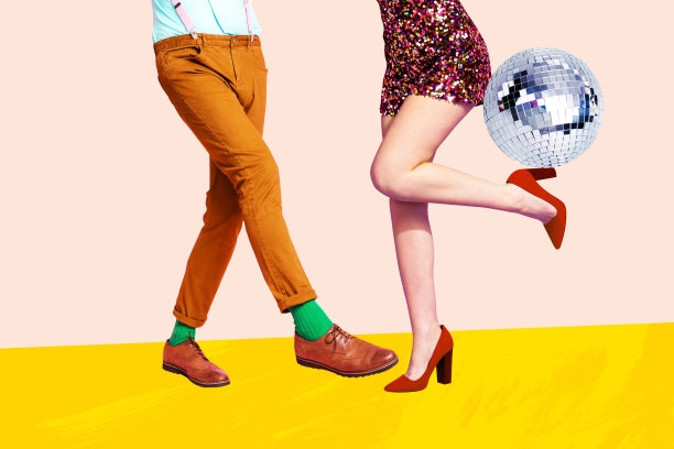 无忧无虑的派对舞蹈复合趋势艺术作品，3D草图图像，照片拼贴，年轻男女的匿名腿部，鞋子，迪斯科球图片下载