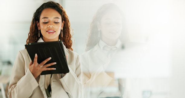 在玻璃办公室中，商业女性作为艺术出版设计师进行编辑、空间和使用平板电脑的工作。与非洲插画师一起进行创意、开发和反思，适用于在线平面设计。图片下载