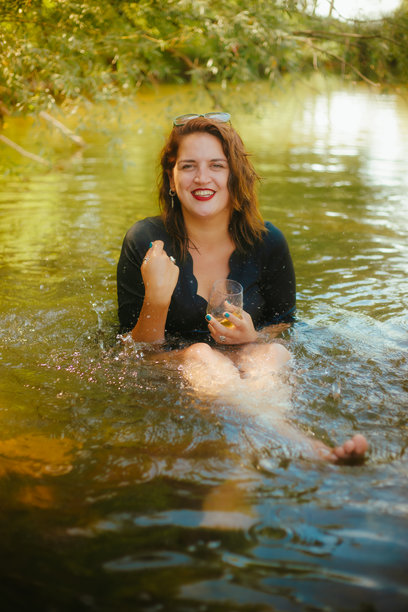 女人在河里玩得很开心的照片图片下载