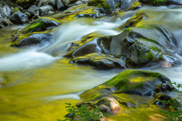 一张长时间曝光的流动水流照片。图片下载