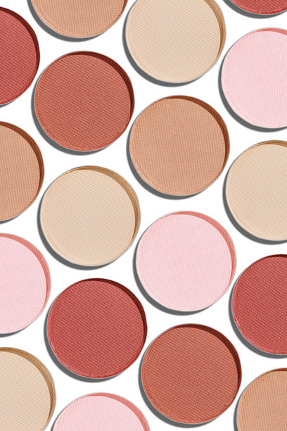 化妆品质地图案，中性色棕色米色眼影化妆盘，圆形眼影粉色样本。女性化妆品和美容产品，美学简约美容照片，自然眼影，俯视图。图片下载