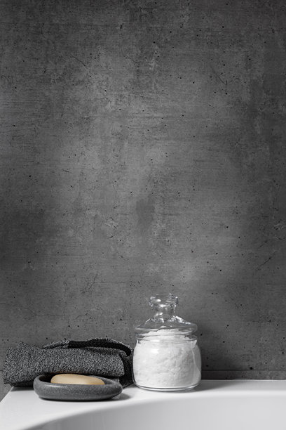 水疗、放松和美容主题的照片，自然镁盐、肥皂、去角质的丝瓜络在时尚的浴室中，极简美学趋势，家庭健康护理以缓解压力和促进良好睡眠。图片下载