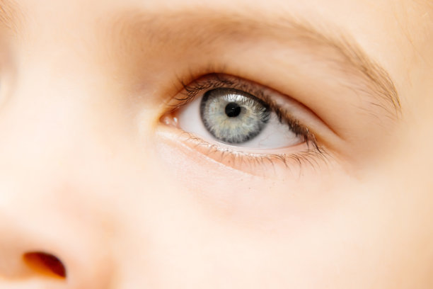 女孩眼睛的特写，展现了她富有表现力的目光之美。这张微距照片突显了她眼神的深度，非常适合表现美丽和童年美学的主题。图片下载