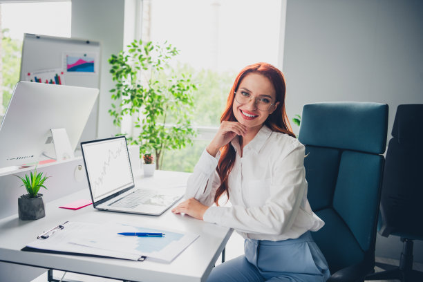 一位迷人的年轻女性在现代办公室内穿着正式服装思考成功的照片图片下载