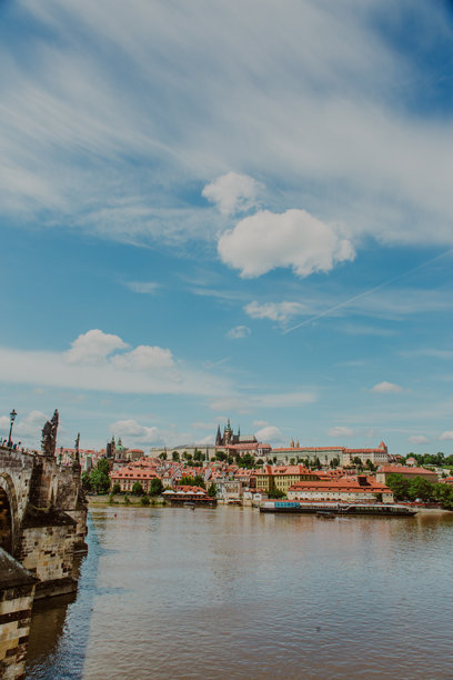 布拉格城堡与城市天际线，伏尔塔瓦河在前景。这张图片是在著名的查尔斯桥附近的老城桥塔拍摄的。图片下载