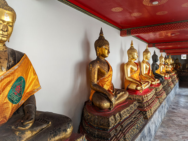 泰国曼谷寺庙中的一组金色佛像照片图片下载