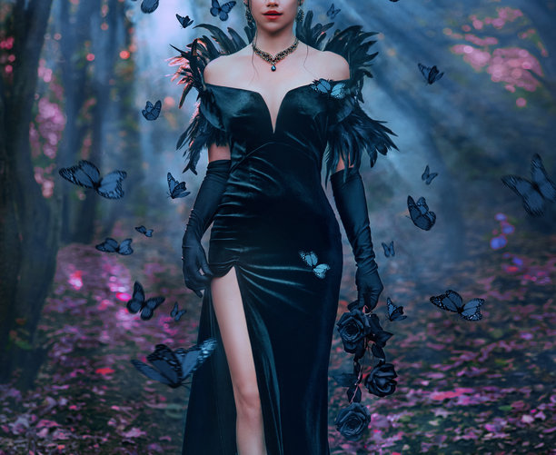 艺术照片：真实的女性手握黑玫瑰，幻想哥特女孩在黑暗森林中漫步，月光透射，周围飞舞着蝴蝶，身穿黑色性感长裙，羽毛领口和长手套。图片下载