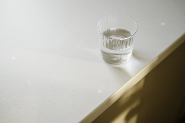 厨房台面上简单稀疏的水杯照片图片下载