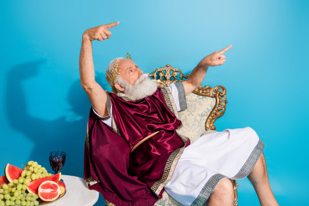 剧院演员扮演古代哲学家政治家的照片，背景为蓝色，展示空旷的空间。图片下载