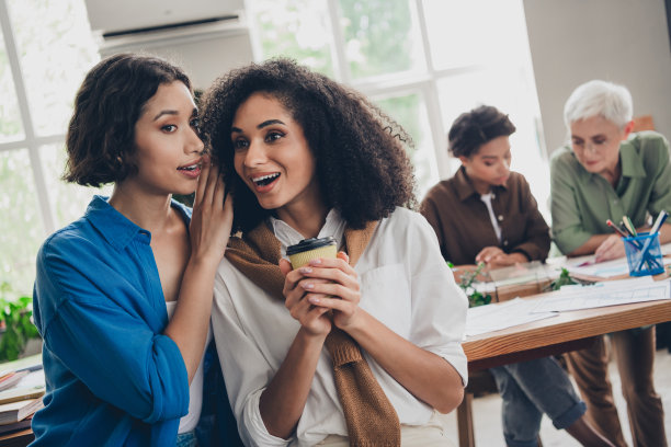 企业四位女性同事的照片，女权主义者社区领导团队建设会议，成功的愉快轻松办公室合作。图片下载