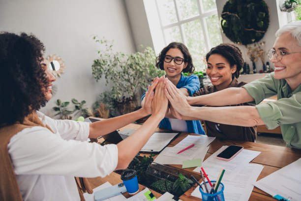 企业四位女性同事的照片，女权主义者社区领导团队建设会议，成功的愉快轻松办公室合作。图片下载