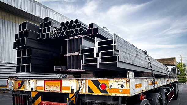 建筑工地上堆叠的钢管，黑色管道，金属管，角钢，平管，方管，特写单色照片，选择性对焦。图片下载