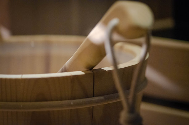 芬兰桑拿的特写，配有水桶 - 家庭水疗与健康 - 库存照片图片下载