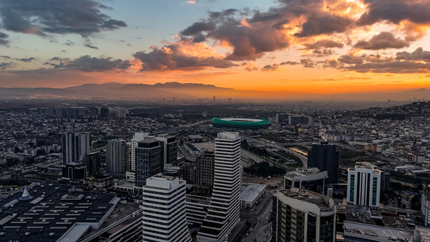 土耳其布尔萨省尼卢费尔区的航拍日落图片图片下载