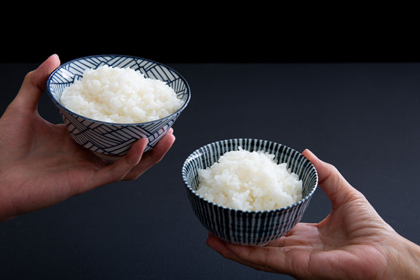 一对情侣手握米粒的特写：日本料理的图片图片下载