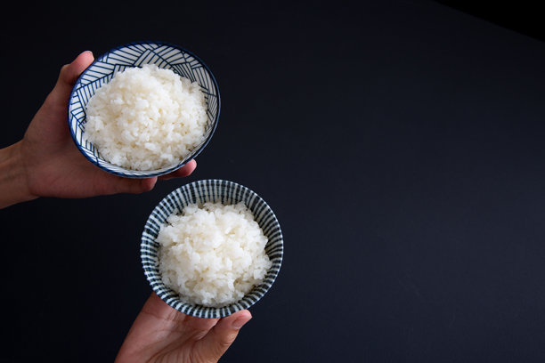 一对情侣手握米粒的特写：日本料理的图片图片下载
