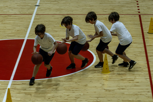 一系列男孩打篮球的照片。图片下载