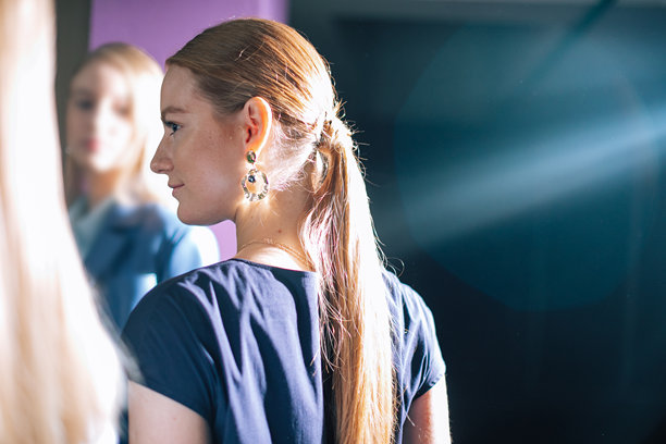 时装周秀场后台的女模特肖像。生活方式摄影，幕后新服装收藏。时装设计师设计的女孩服装。高级时装照片。图片下载