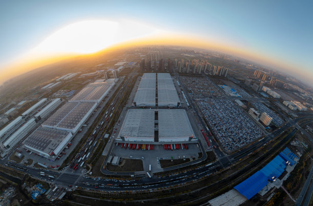 巨型物流仓库和中转中心的航拍照片图片下载