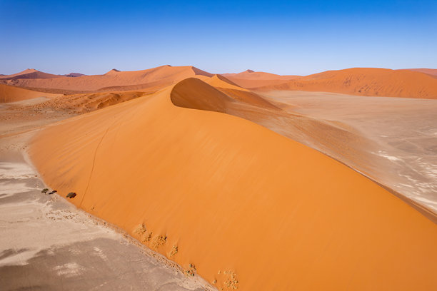 从上方看到的纳米布沙漠中的45号沙丘，航拍照片，纳米比亚，非洲图片下载