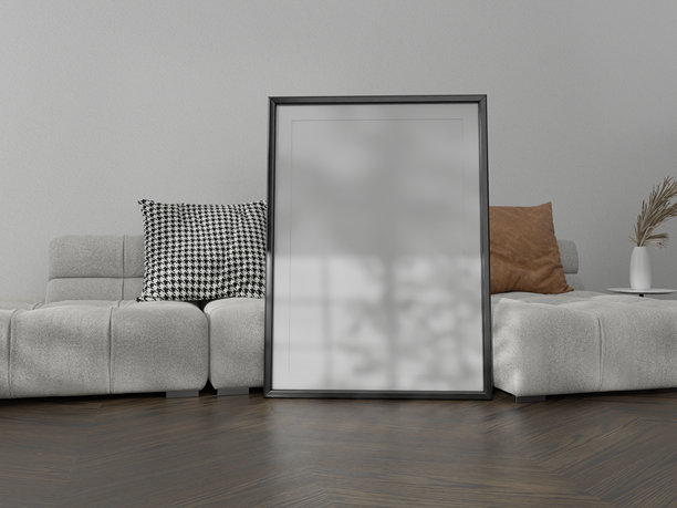 模拟海报黑色框架空在客厅内部有图片垂直和沙发在木地板上的插图3d渲染。图片下载