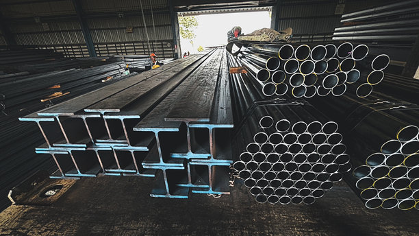 建筑工地上的堆叠钢管，黑色管道，金属管，特写单色照片，选择性对焦的许多管道堆叠在一起图片下载