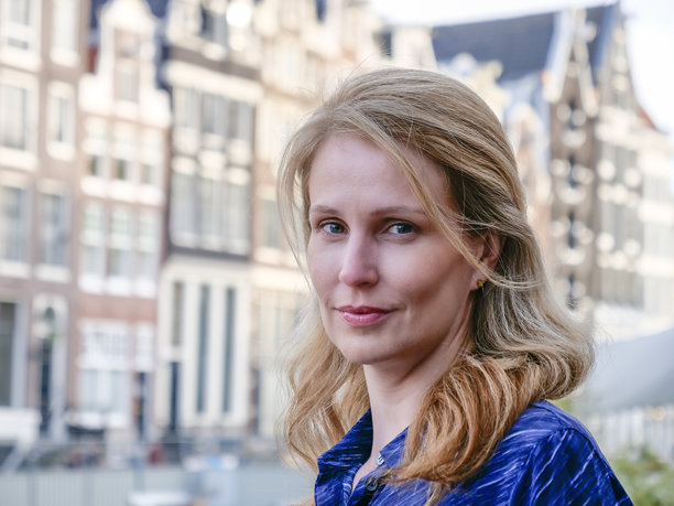 一个金发女人在阿姆斯特丹外出的照片图片下载