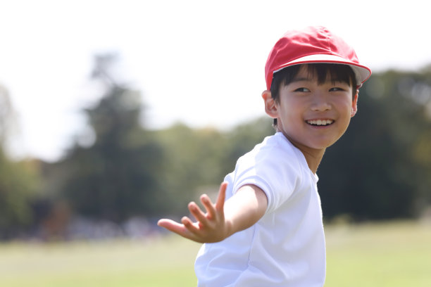 运动会中奔跑的男孩图片图片下载