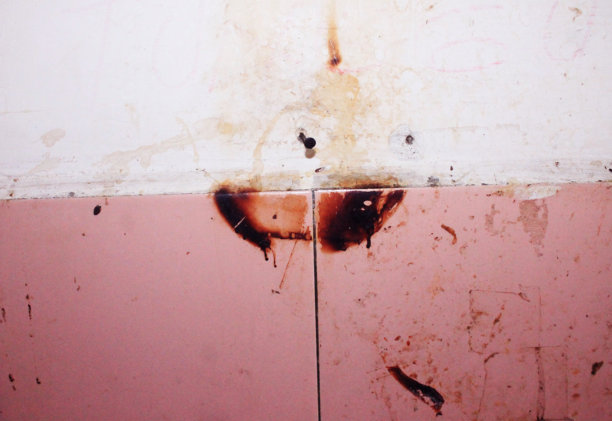 一张旧脏的白色和粉色墙壁的特写照片。工业质感的材料背景。图片下载