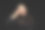 照片美丽的惊奇女孩穿着休闲黑色t恤孤立的黑色背景股票照片图片下载