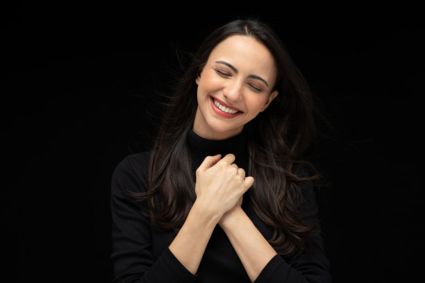 照片美丽的惊奇女孩穿着休闲黑色t恤孤立的黑色背景股票照片图片下载