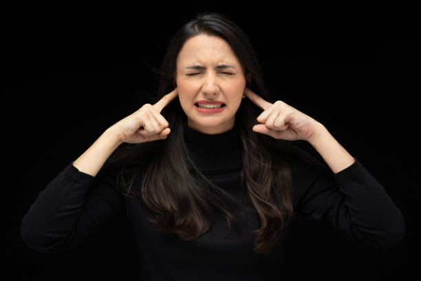 照片美丽的惊奇女孩穿着休闲黑色t恤孤立的黑色背景股票照片图片下载