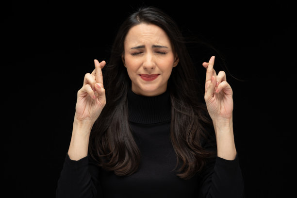 照片美丽的惊奇女孩穿着休闲黑色t恤孤立的黑色背景股票照片图片下载