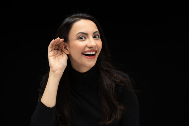 照片美丽的惊奇女孩穿着休闲黑色t恤孤立的黑色背景股票照片图片下载