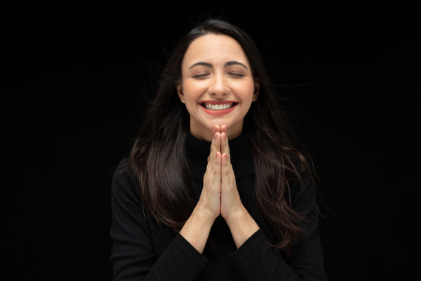 照片美丽的惊奇女孩穿着休闲黑色t恤孤立的黑色背景股票照片图片下载